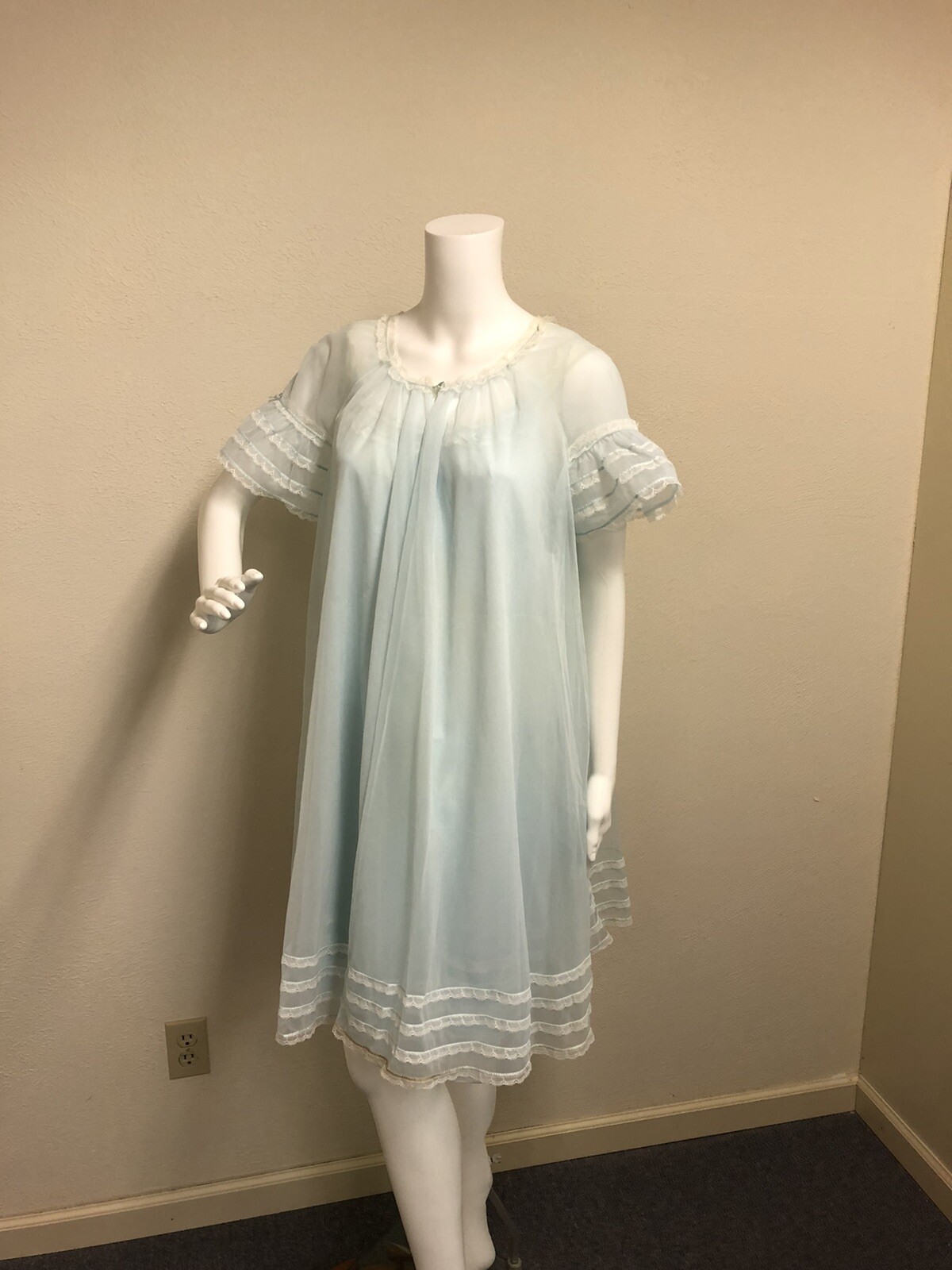 Vintage 1960s Vanity Fair baby doll chiffon peignoir … Gem