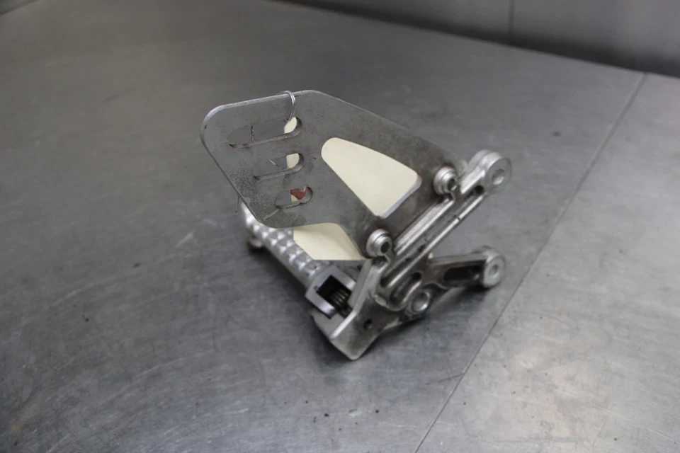 17-20 APRILIA TUONO V4 1100 Left Rearset Peg Bracket  Foto 3 de 4