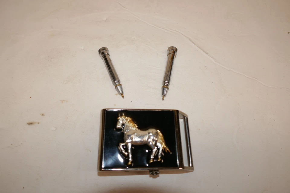 Hebilla de cinturón vintage Oddball con caballo plateado y dorado con 2 tinteros hechos en él. Foto 4 de 4