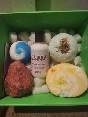 LUSH KITCHEN BOX W/EXCLUSIVE BATH BOMBS & LOTION & BUBBLE BAR BRAND NEW