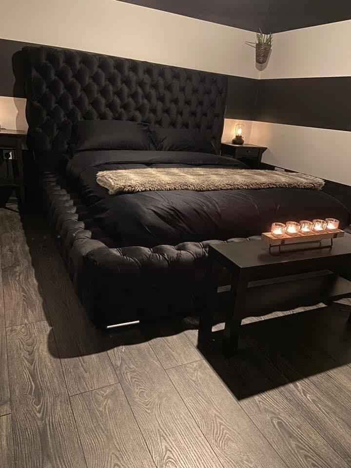 Marco de cama Royal Ambassador de felpa Chesterfield a medida