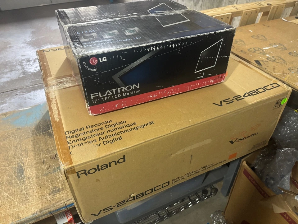 *** Roland VS-2480CD/DVD Digital Studio Workstation +4 V8SF-2 FX Cards + Monitor - Image 3 of 4