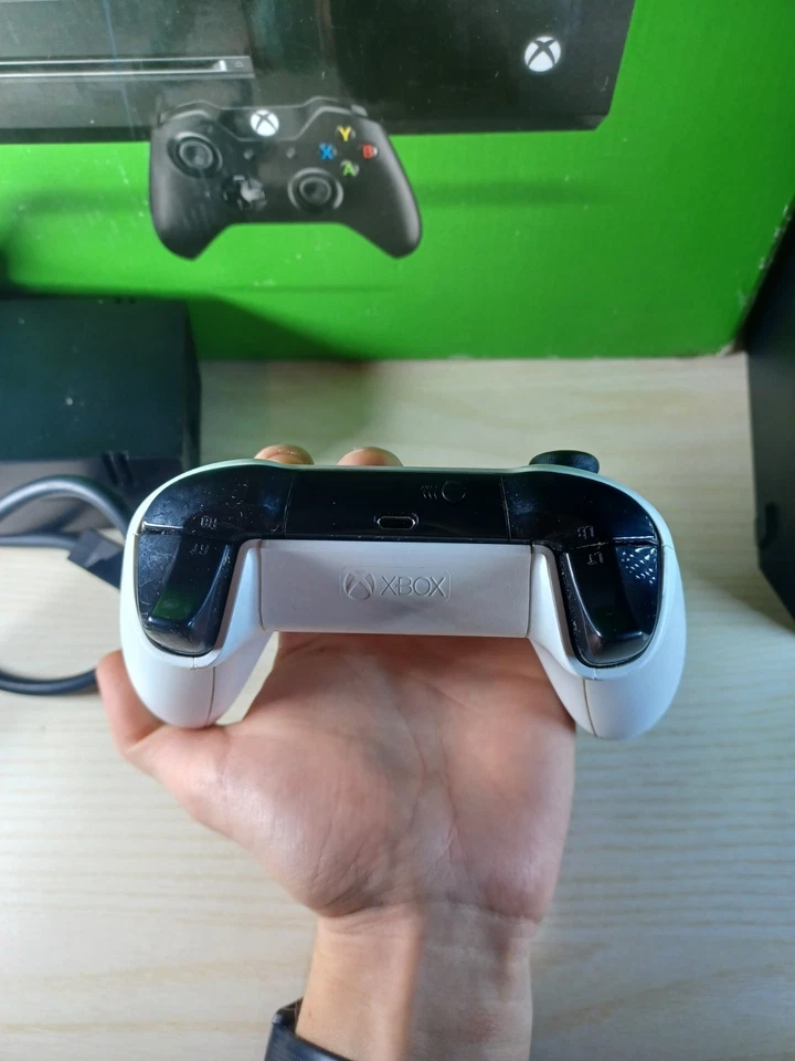 Microsoft Xbox One Nera Console, Controller, Gioco Fifa 15, Scatola. Cavi  - Immagine 3 di 4