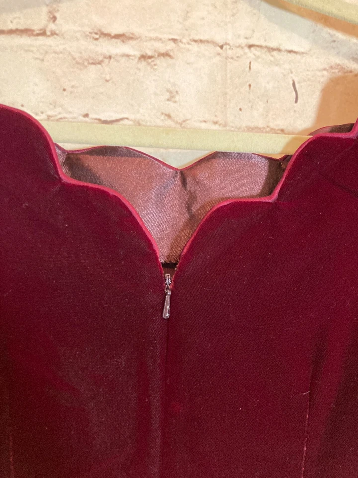 Vestido de terciopelo Maggy London para mujer 8 bordes festoneados borgoña oscuro romántico largo Foto 2 de 4