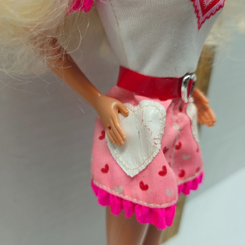 Barbie VALENTINE FUN Doll - Original Hat Dress Belt Outfit #16311 - Vintage 1996 - Picture 7 of 7