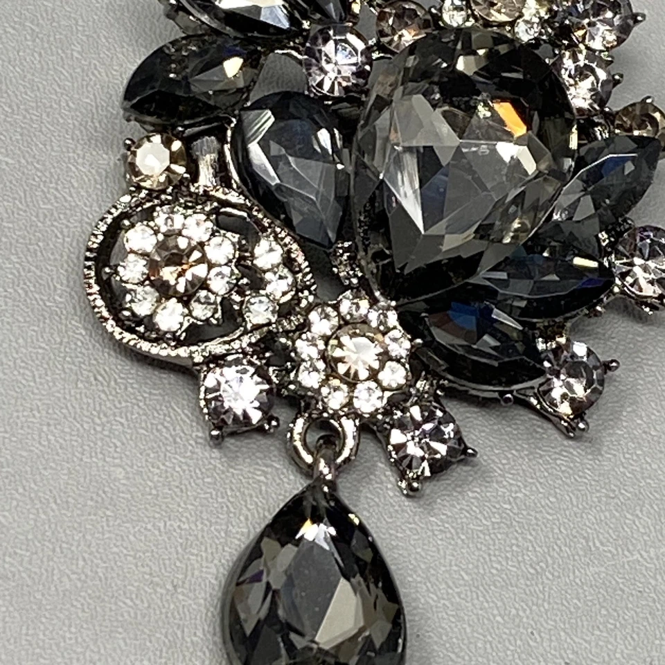 Broche de moda gris ahumado vidrio transparente pedrería pavé racimo colgante lágrima Foto 3 de 4