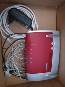 Fritz Box 7430 DSL WLAN-Router mit Anschlusskabeln und Netzteil
