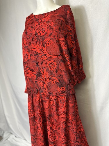ENSEMBLE JUPE VINTAGE CAMPUS CASUALS OF CA MARQUE TAILLE GRAND ROUGE AVEC FLEURS NOIRES - Photo 2/7