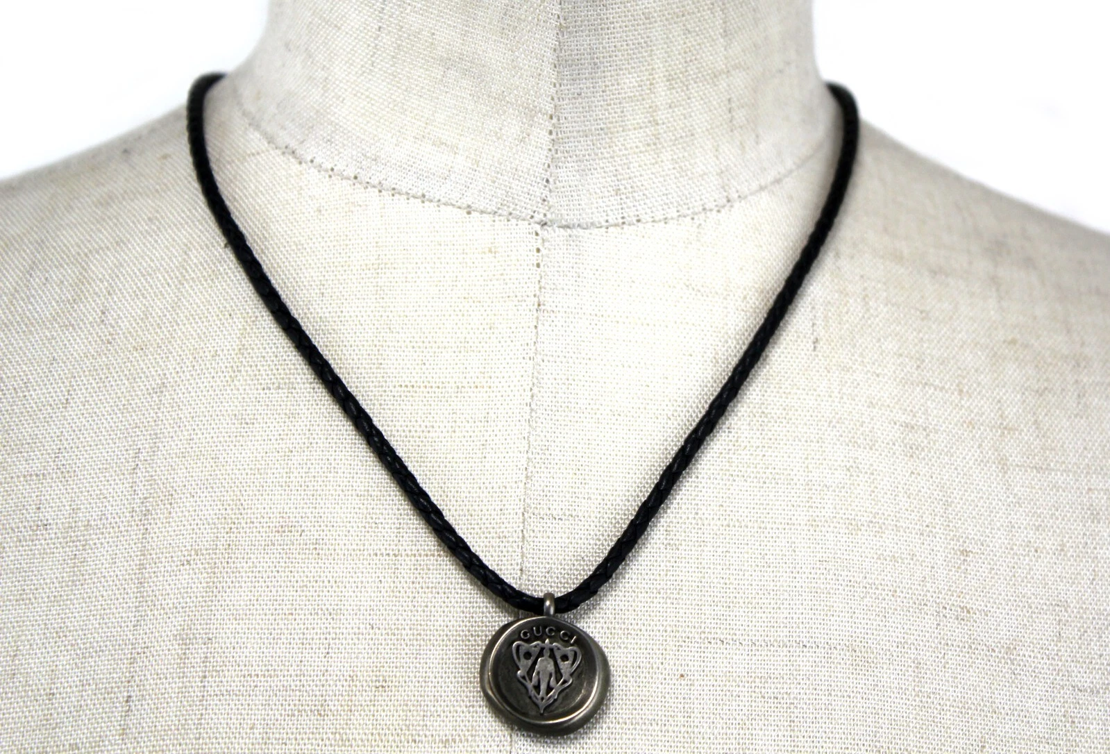 Collier pendentif GUCCI ancien écusson tour de cou cuir noir 925 accessoires occasion