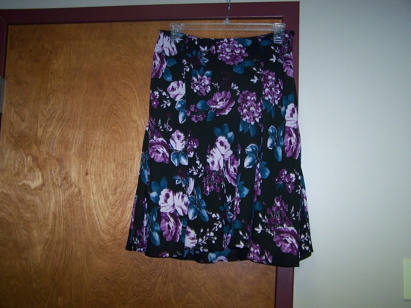 Ladies JACLYN SMITH Large Lined Flirty Flared Floral Skirt Side Zip Partial Elas