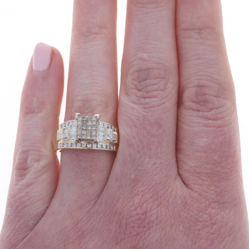 Anillo de cóctel con racimo de diamantes de oro amarillo - Baguette princesa 14k redondo 1,00 ctw Foto 2 de 4