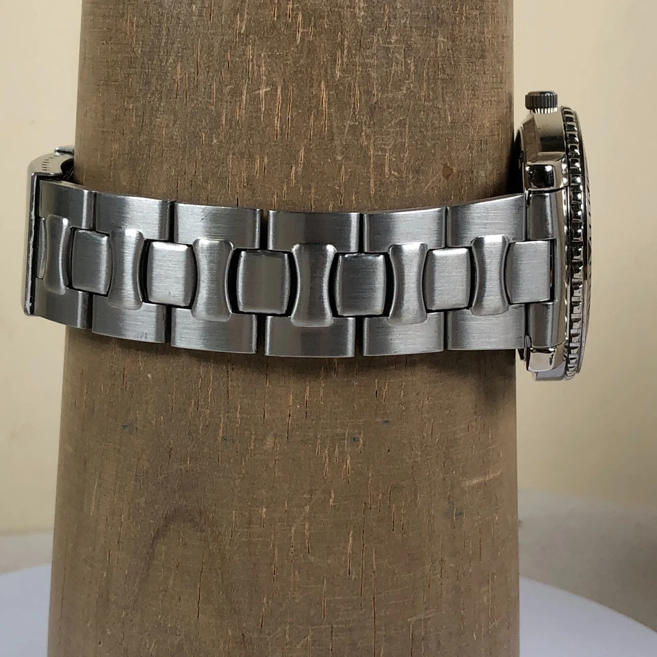 Reloj analógico de cuarzo tono plateado con logotipo de cara de tiburón estilo libre para hombre de 39 mm 8 1/4" Foto 3 de 4