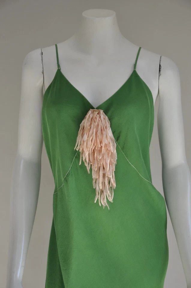 Vestido sin mangas vintage de seda verde manzana de los años 30 apliques de flecos rosa M/L Foto 2 de 4