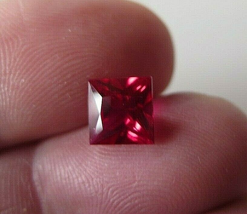 Rubis Verneuil rouge sang de pigeon 8x8mm taillé en princesse pour haute joaillerie