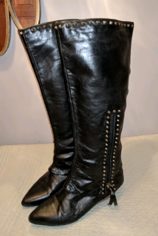 BOUTIQUE 9 BOTAS DE MOTOCICLISTA DE CUERO NEGRO CON TACHUELAS ALTAS DAMAS MOTO 5,5 CLAVOS Foto 2 de 4