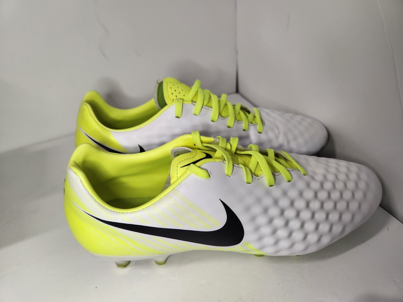 white nike magista