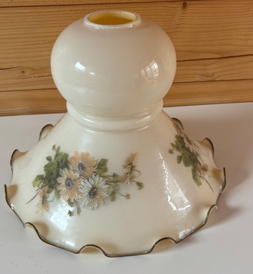 Vintage Milchglasschirm geraffter Rand, handbemalt florales Design Dimension 10''