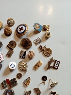107 Grams Of Gold Filled Pins And Emblems Varying Content 1/5 1/10 10kt Scrap?