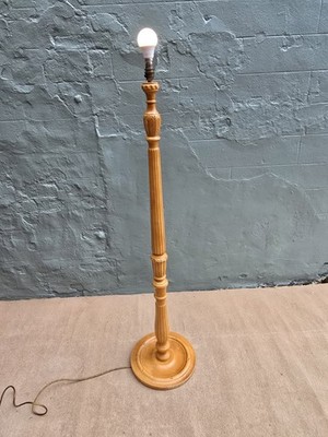 Moderne Stehlampe Kiefer geschnitzt funktionstüchtig