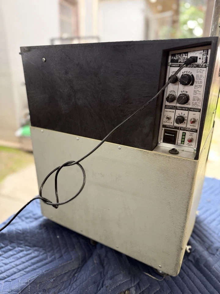 Máquina de lanzar pelotas de tenis Silent Partner Pro Foto 3 de 4