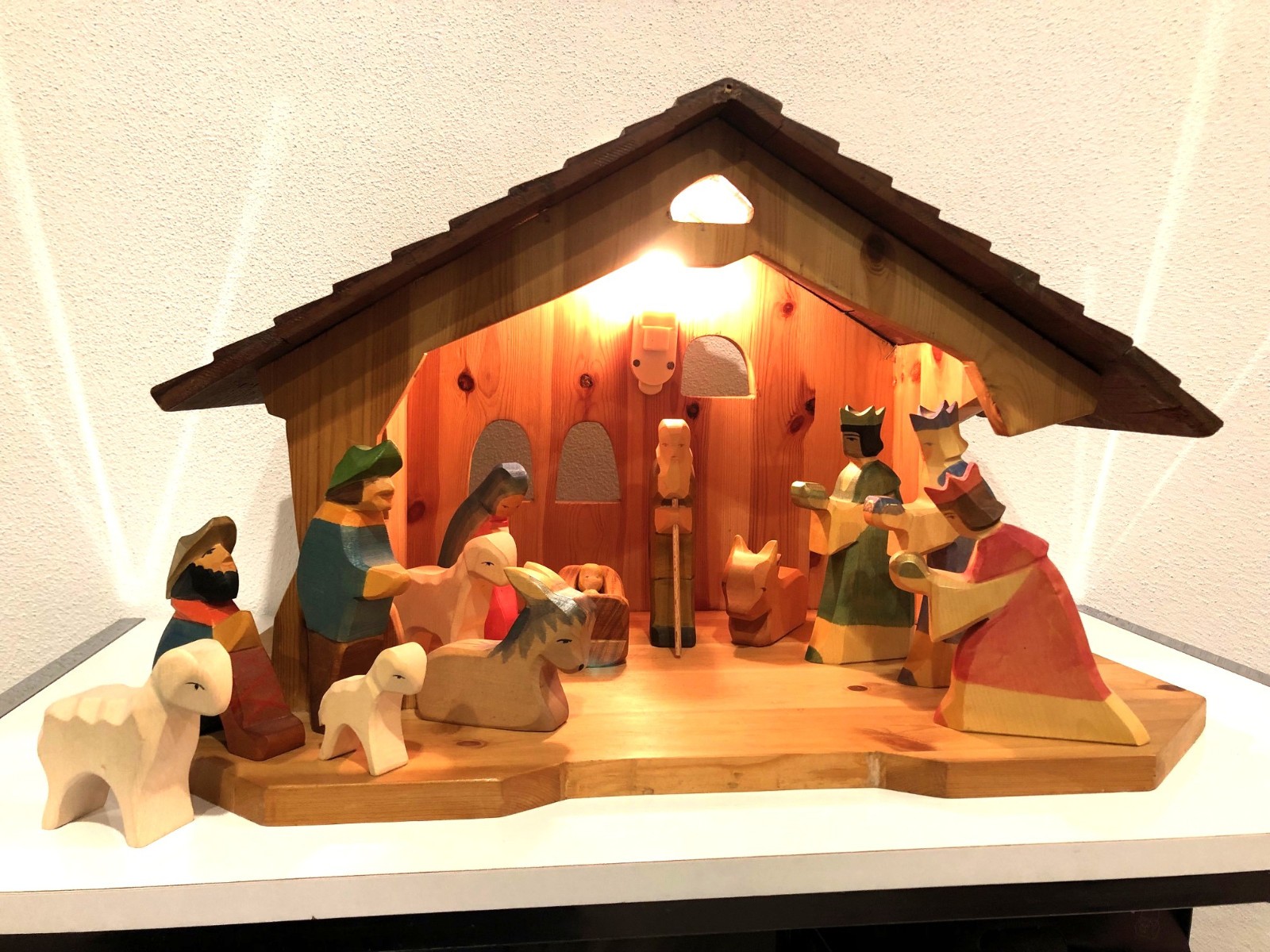 13 Original Ostheimer Krippenfiguren, handbemalt und Krippenstall, beleuchtet