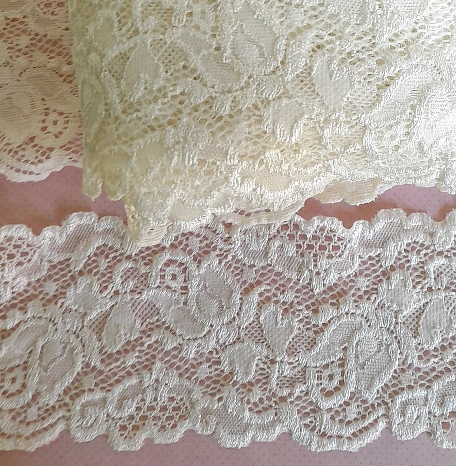 Dentelle ivoire légèrement élastique et brillante au mètre de 7 cm de largeur. - Photo 2/4