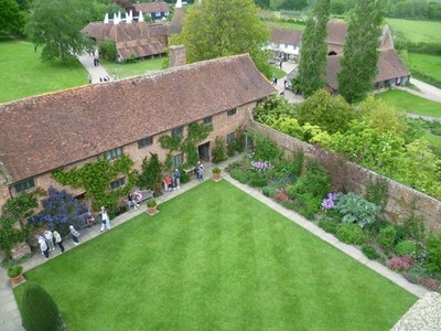 Foto A2 Blick hinunter in die Bibliothek im Sissinghurst Castle Garden Camde c2015