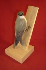 HAND CARVED BIRD ON WOOD STAND ( BIRDHUG) SIGNED