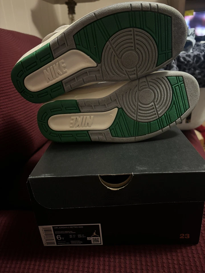 Nike Air Jordan 2 Retro Lucky Green GS Foto 4 de 4