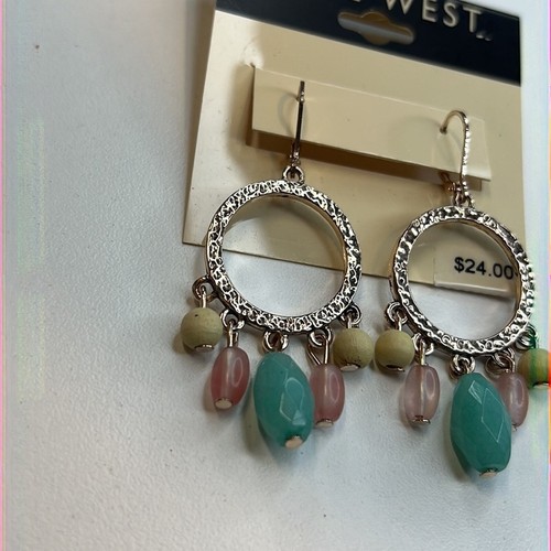 Pendientes colgantes de oro rosa Nine West con dijes de cuentas azules, rosas y marfil, ¡NUEVOS CON ETIQUETAS!! - Imagen 2 de 3