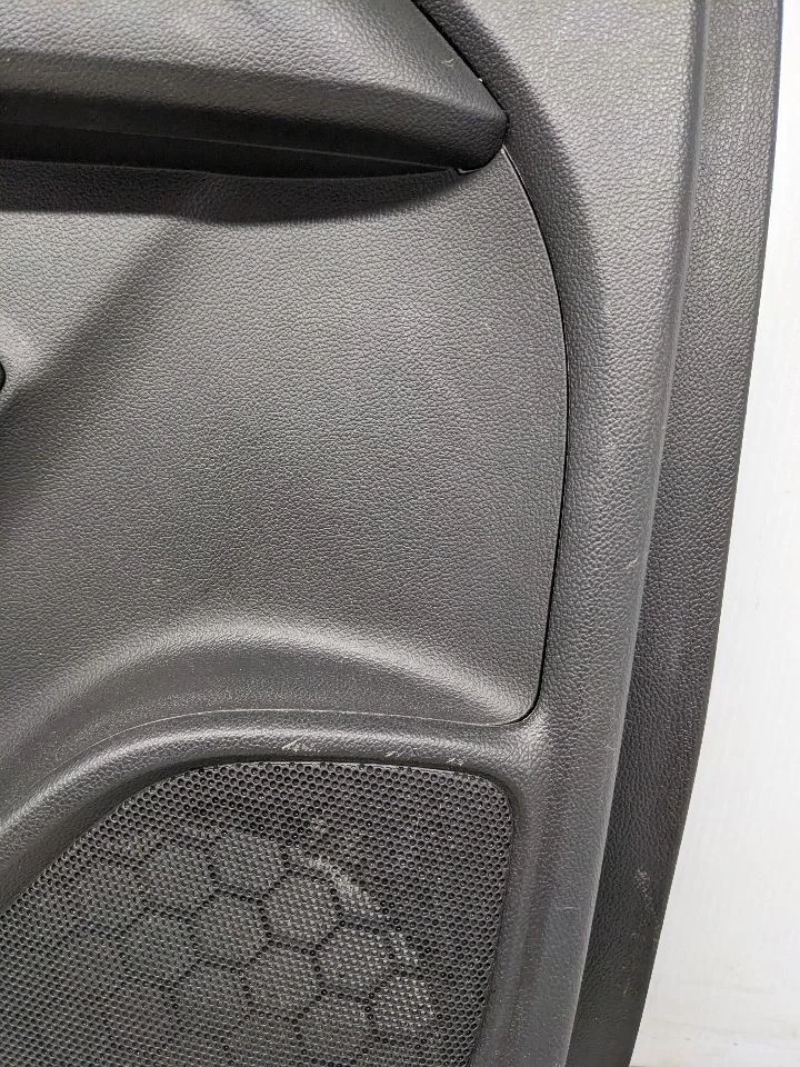 Panel de moldura de puerta trasera lado izquierdo negro OEM1165207 15-22 Chevy Colorado doble cabina Foto 3 de 4