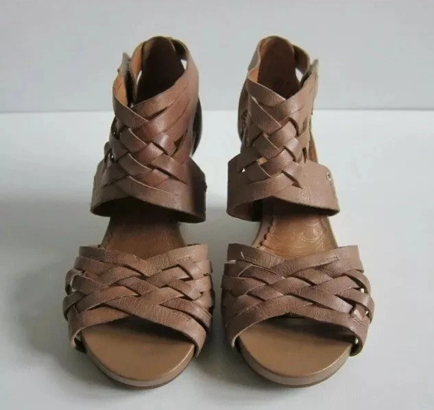 Sandalia de cuña Clarks marrón índigo tejido al tobillo envolvente para mujer talla 10” Foto 3 de 4