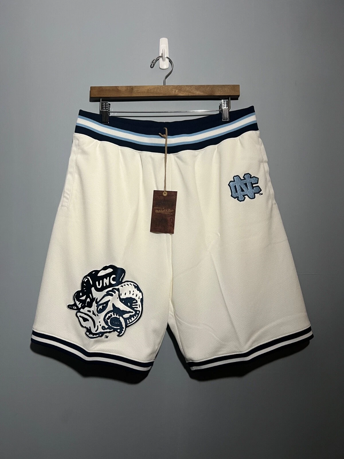 SHORT DE BASKETBALL SUPREME NCAA MITCHELL & NESS UNC BLANC