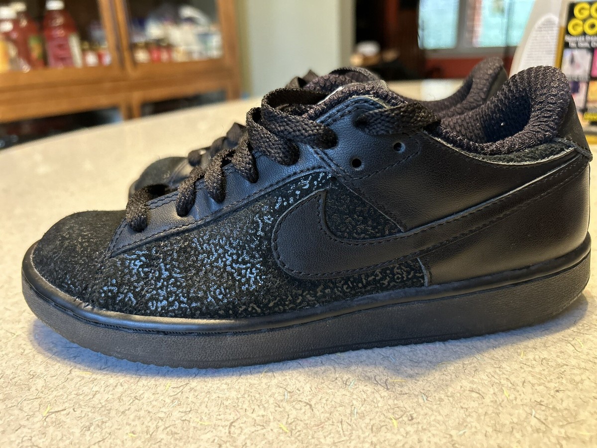 Nike Santa Cruz Womens Size 7 Black Padded Tongue Low Top Skate