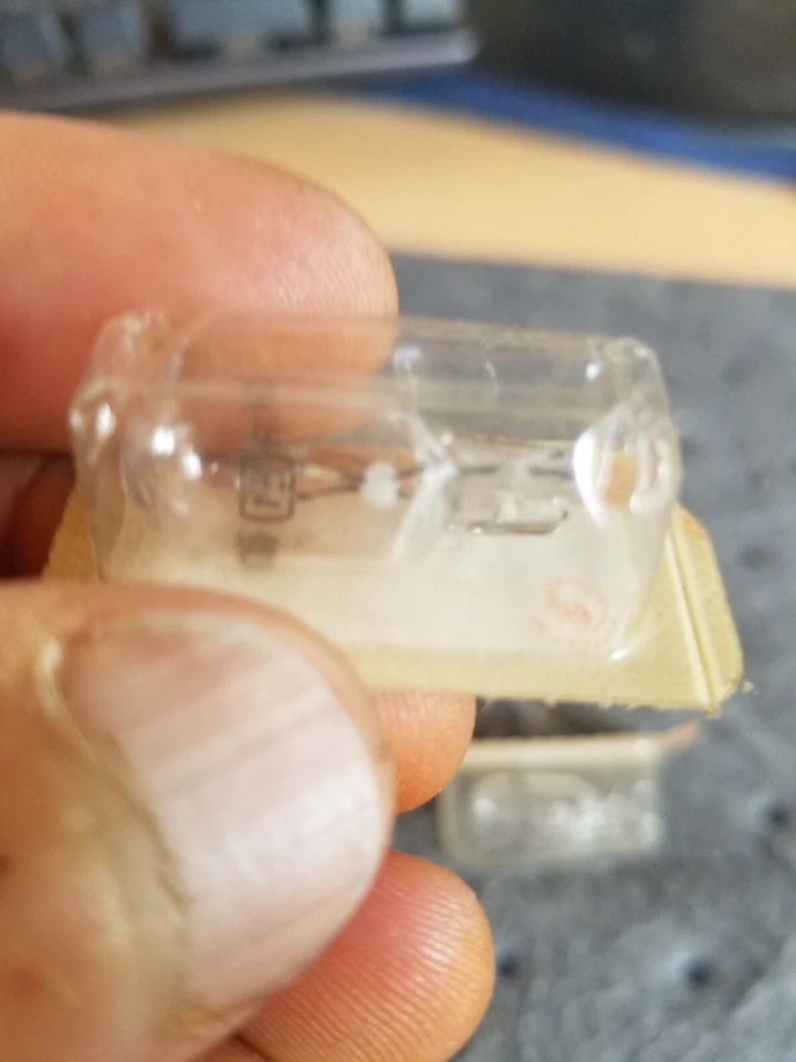 Bombilla OSRAM Sylvania 2821 vintage, auto y motocicleta (4 piezas) Foto 2 de 4