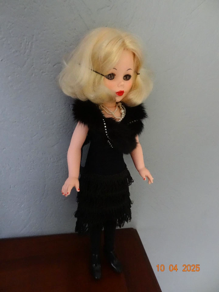 Ravissante poupée mannequin Véronique EFFE en tenue charleston - Photo 2/4