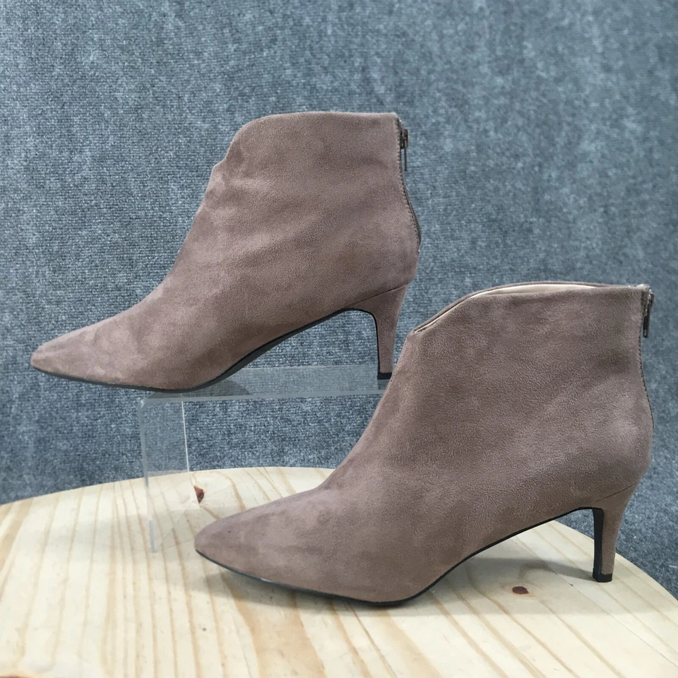 Botas femininas H by Halston 11 Cairo tornozelo bege camurça salto pontudo zíper - Imagem 2 de 4