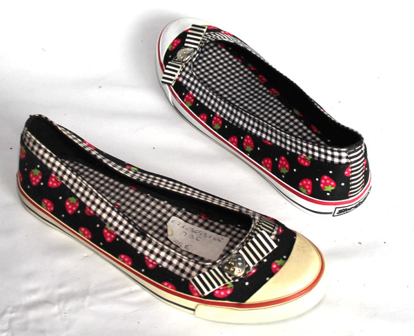 ZAPATILLA SOMETHIN ELSE  SKECHERS DOLLS CHICA  TALLA 36  DECOLORACION UNA PUNTA