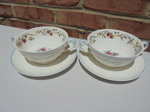Paar Vintage Wedgwood Patrician Argyle Creme Suppenschalen mit Unterplatten (4 Stck.)