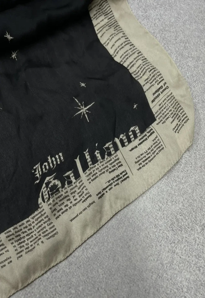 JOHN GALLIANO VINTAGE NEWS PAPER SCARF SILK MADE IN ITALY Foto 2 de 4