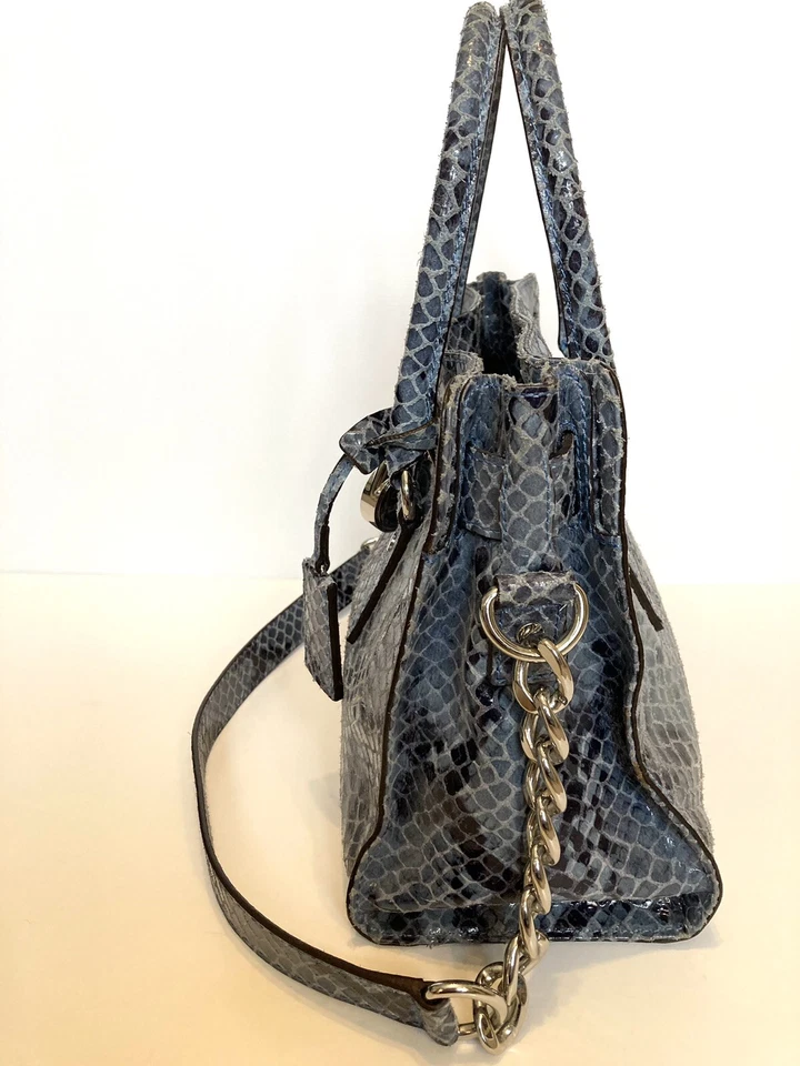 Bolsa de ombro Michael Kors Hamilton couro azul estampa de cobra alça corrente - Imagem 3 de 4