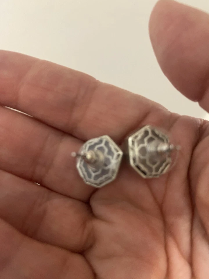 Brincos de pino branco hexágono folheados a ouro Kendra Scott - Imagem 3 de 3