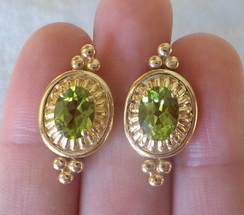 Etruscan 14k Yellow Gold Solitaire Peridot Earrings - 4.10 gms, 0.80 in, 2.40 ct - Picture 3 of 10