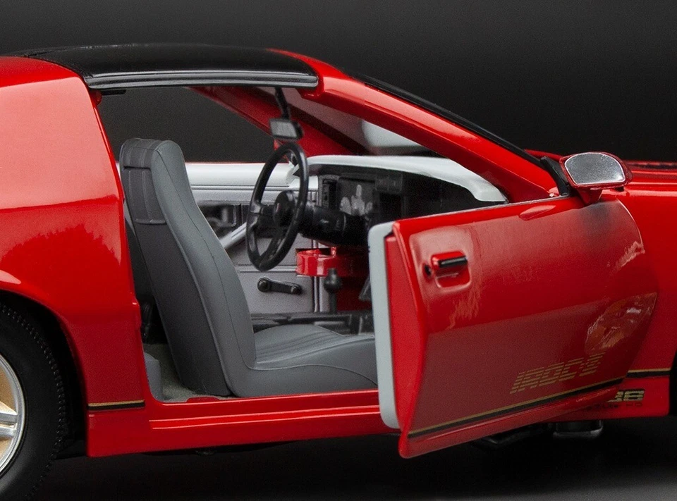 Chevrolet Camaro IROC Z 1985 em escala 1:18 em vermelho com rodas douradas por Sun Star - Imagem 2 de 4