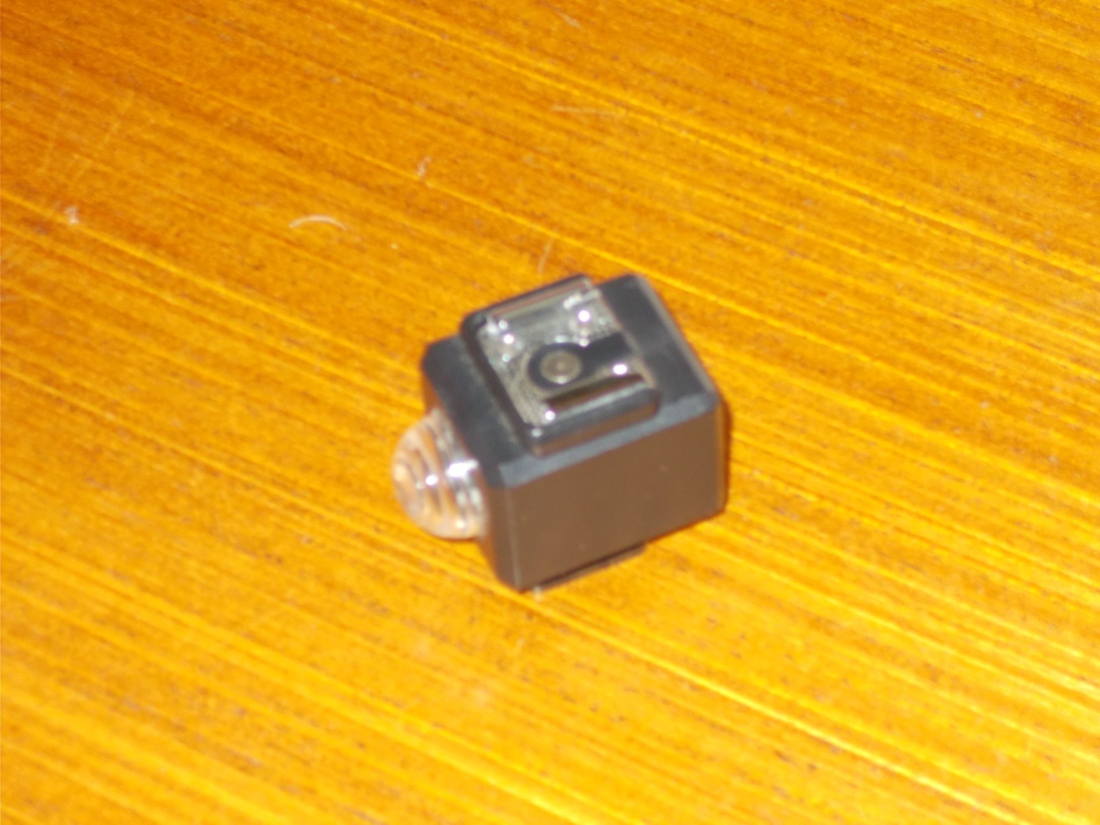 Remote hot shoe flash unit - tripod mount