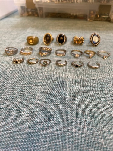 Vintage Large LOT (18) Mixed Size Rings Gold/Silvertone