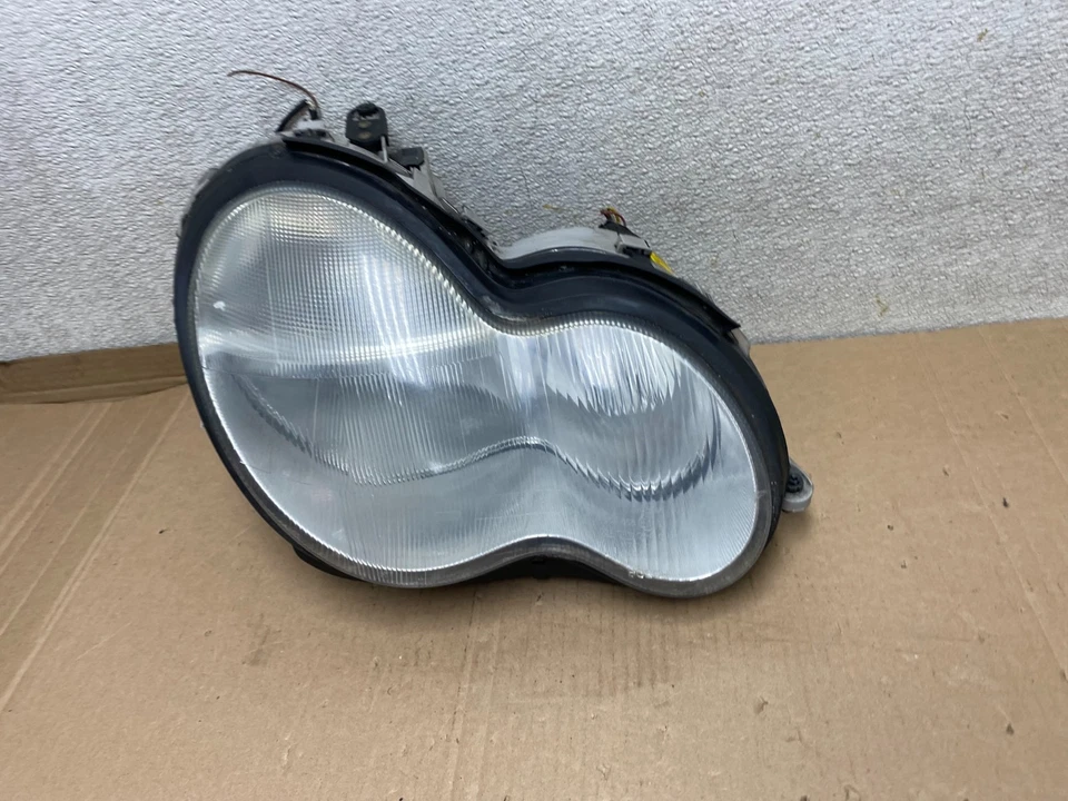 Faro halógeno pasajero derecho Mercedes-Benz Clase C 2001-2004 OEM U7084 DW Foto 2 de 4