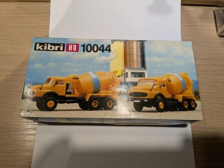 Kibri-Bausatz 10044, 2 Stück MB Transportbeton-LKW, 1:87