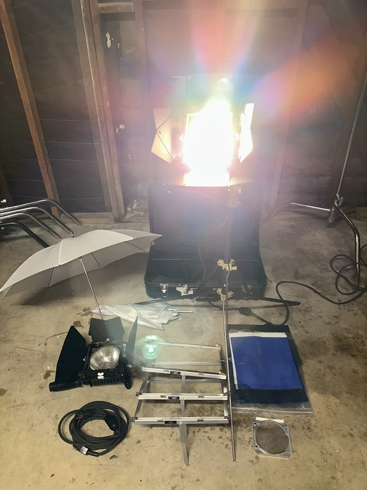 2X Lowel Omni 500 W Light Kit with Stand, Accessories and Hard Case + EXTRAS - Image 4 of 4