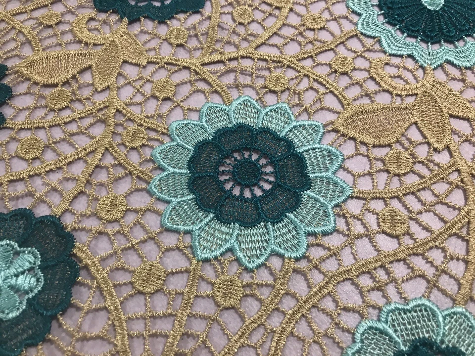 Tela de encaje nupcial bordada verde azulado espuma de mar dorado 50" ancho vendido por yarda Foto 3 de 4